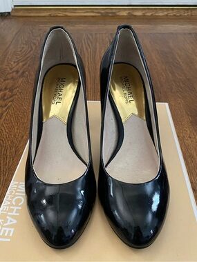 MICHAEL Michael Kors Black Patent Flex Pump